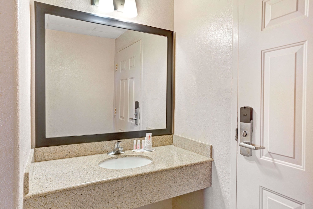 Howard Johnson By Wyndham Galveston 15/36