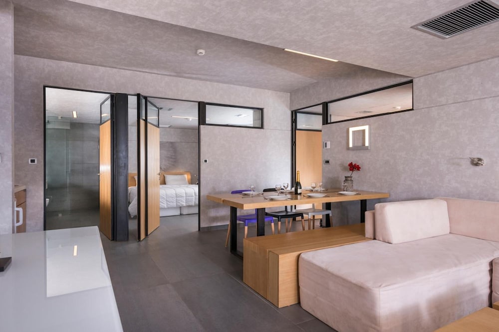 Ikaros Hotel 46/47