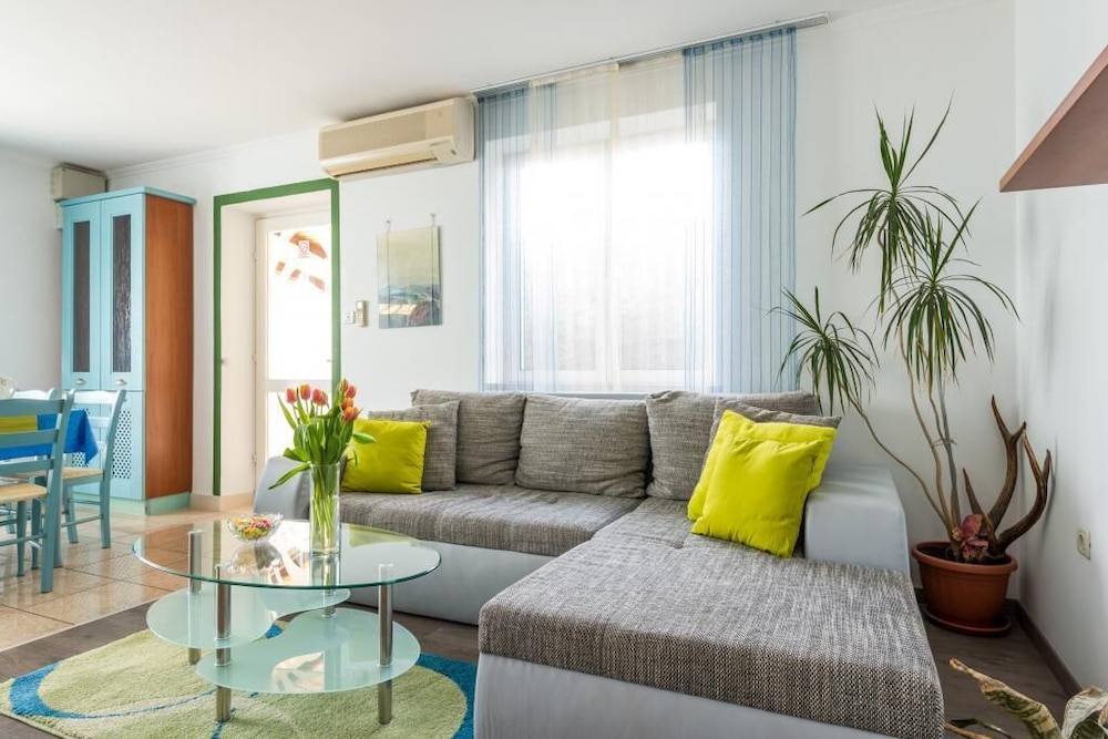 Apartments Lora 28/50
