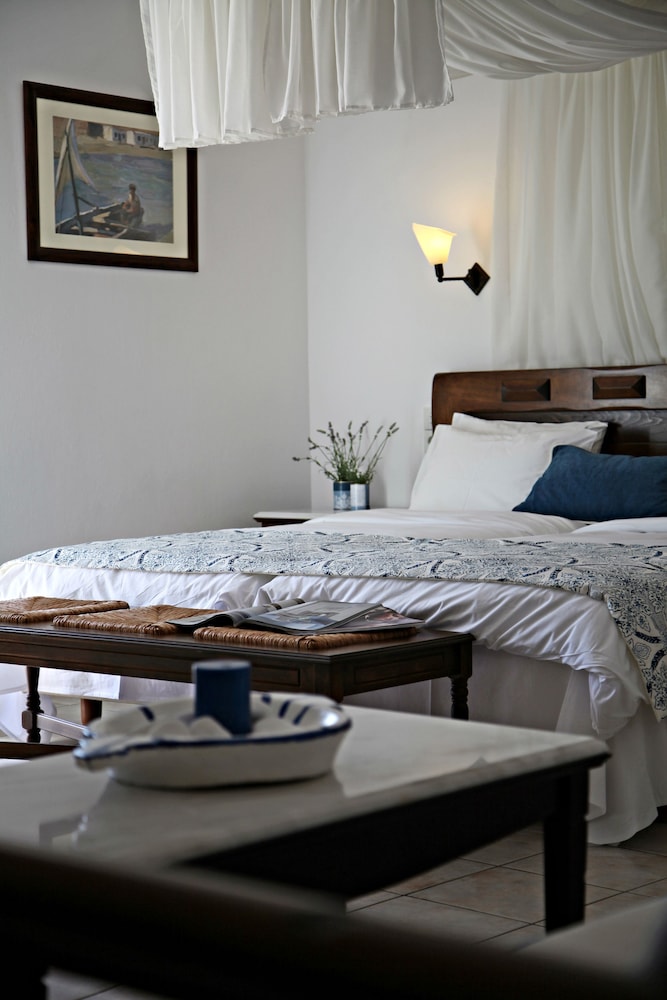 Pelican Bay Art Hotel 25/63