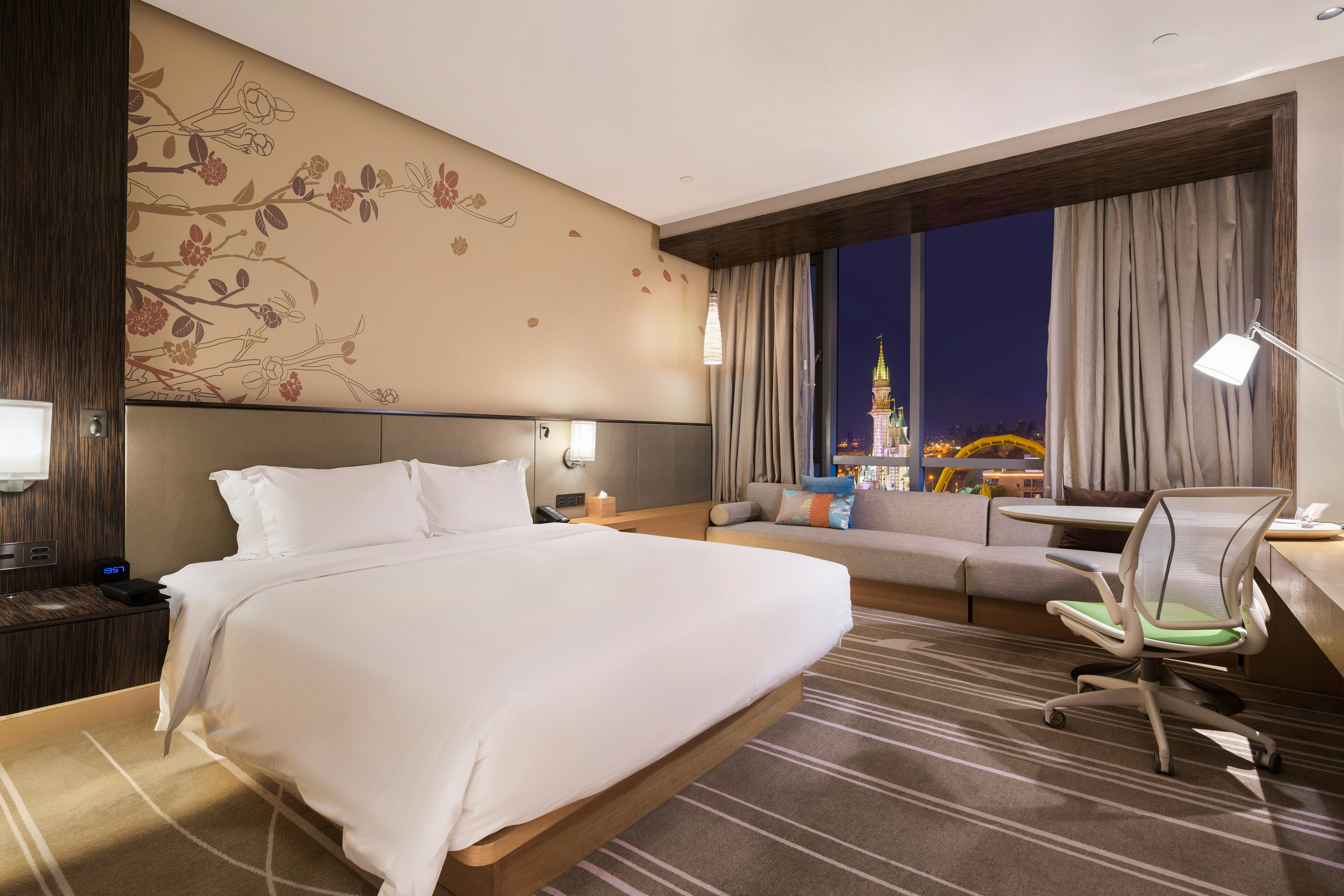 GUEST ROOM, KING BED