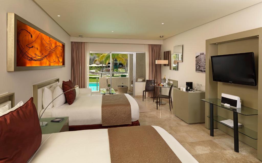 Deluxe, Suite, Pool View