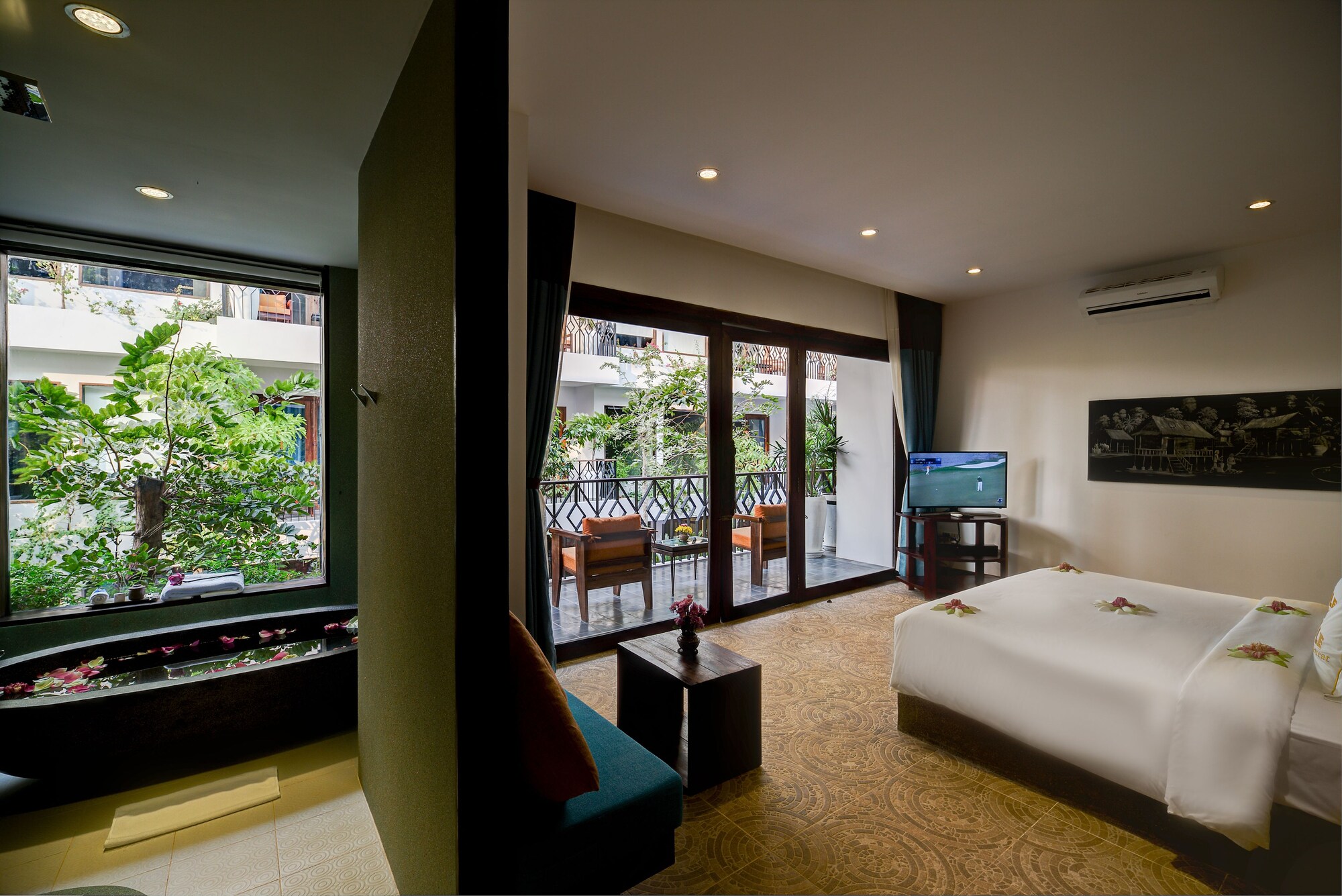 PREMIER, SUITE, KING BED, POOL VIEW