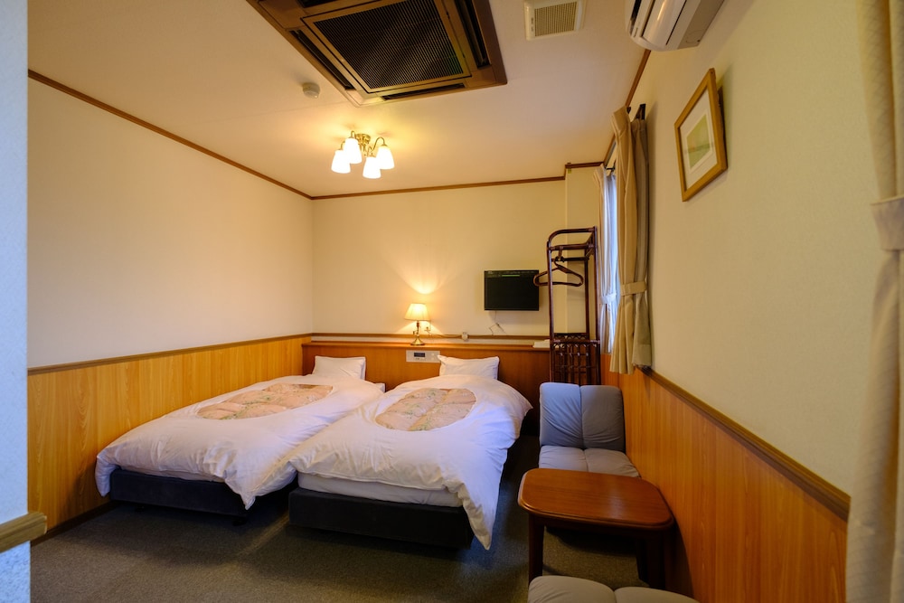 ROOM, TWIN BEDS, SHARED BATHROOM