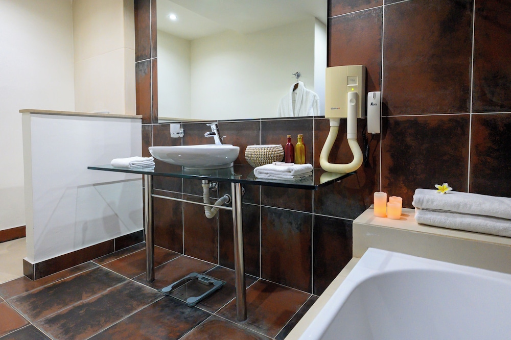 Angela Suites Boutique Hotel 58/61