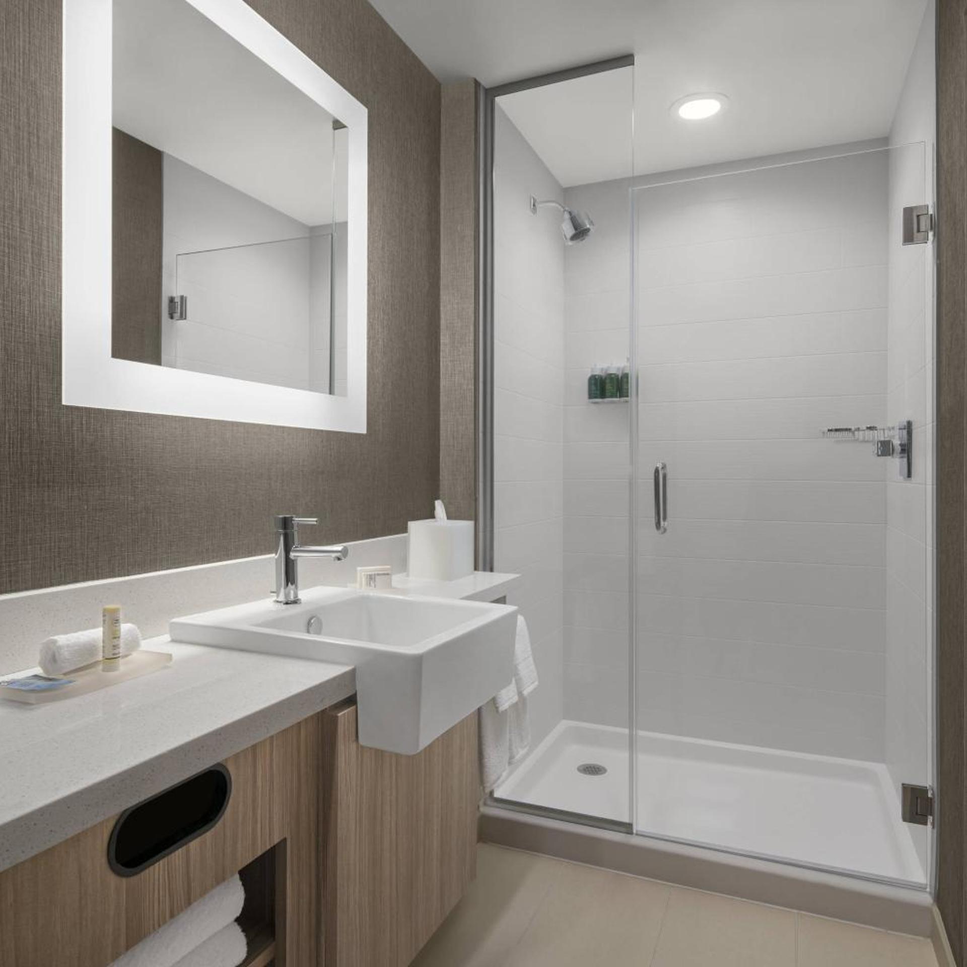جناح بسرير كينج مع سرير سحّاب إضافي بحوض استحمام لذوي الإعاقة، SpringHill Suites by Marriott Tuckahoe Westchester County 10/10