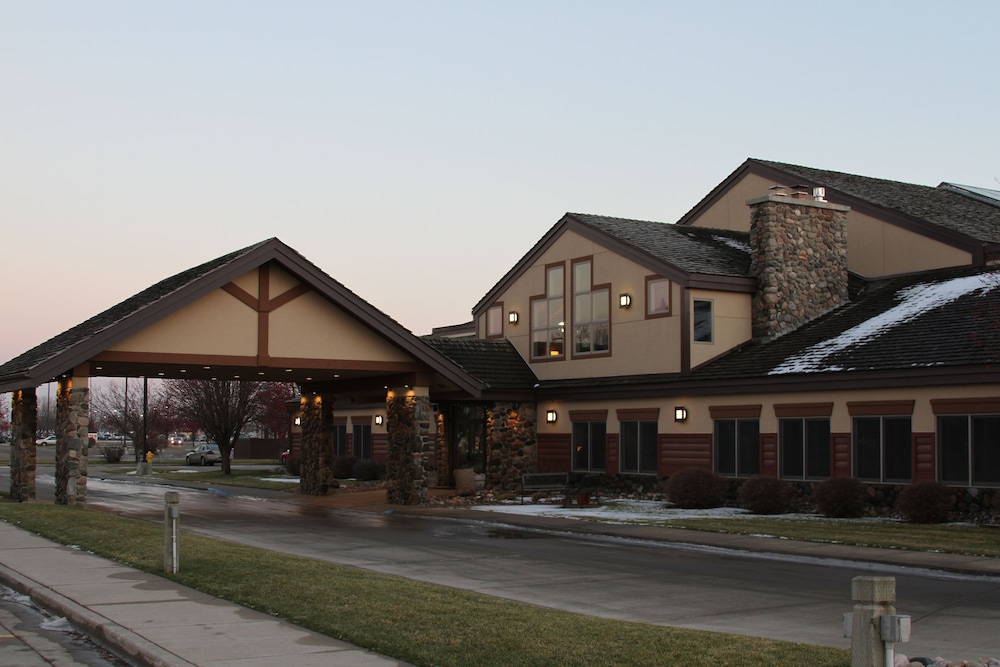 C Mon Inn Hotel Suites 8/46