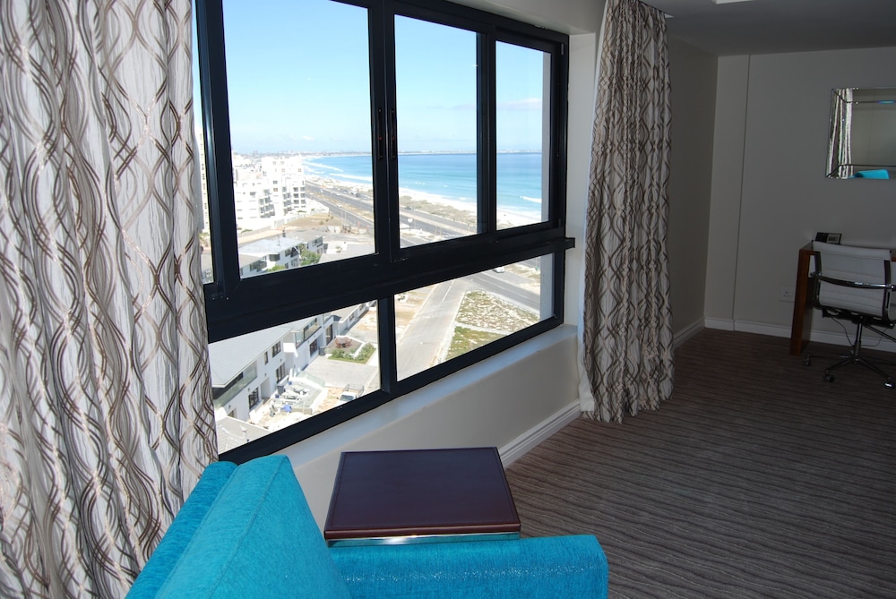 Blaauwberg Beach Hotel 57/100