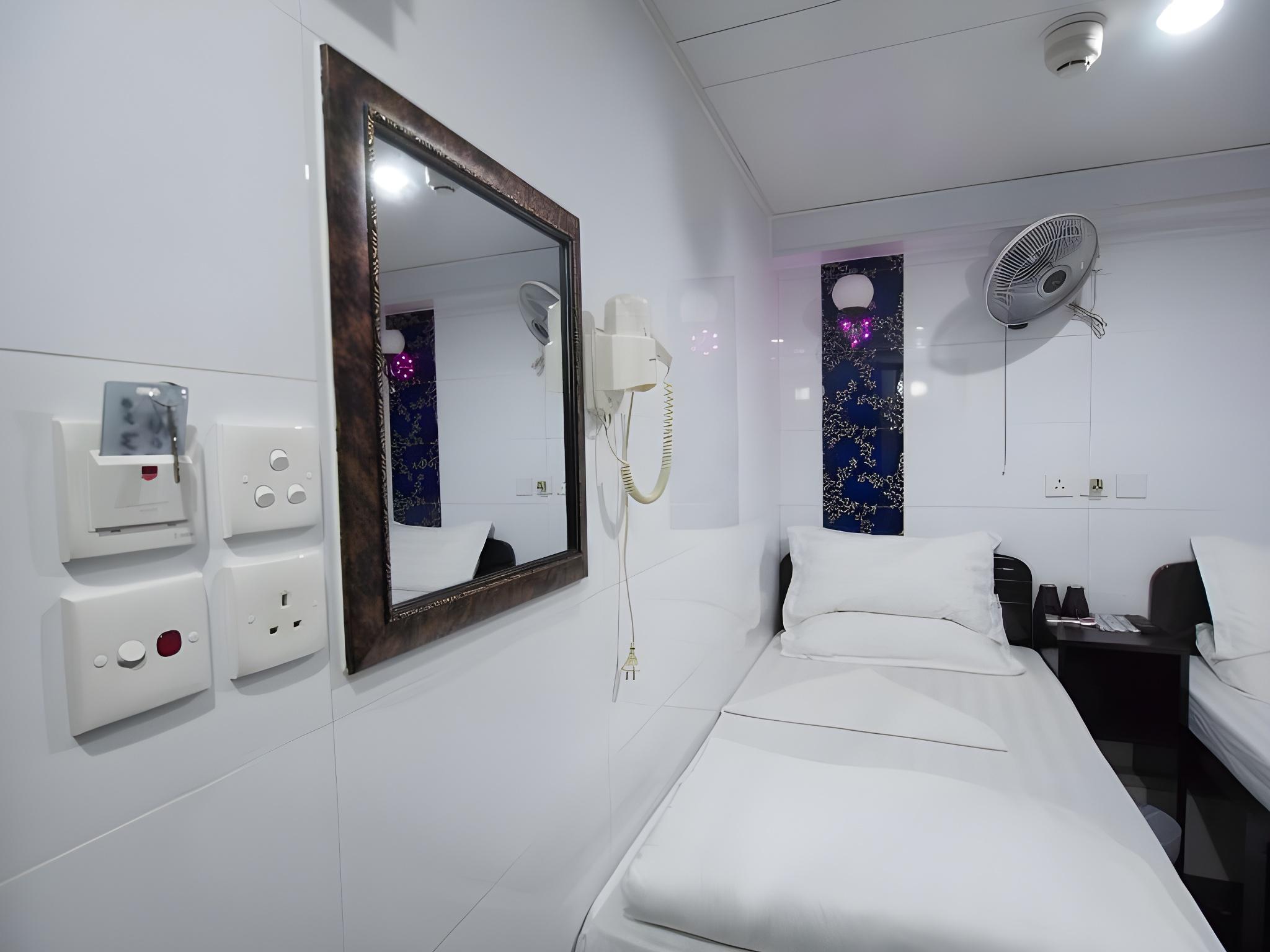 ROOM, DOUBLE BED