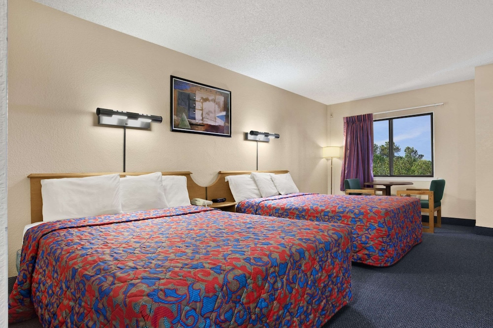 غرفة قياسية بسريرين كوين، Days Inn by Wyndham Buena Park 3/9