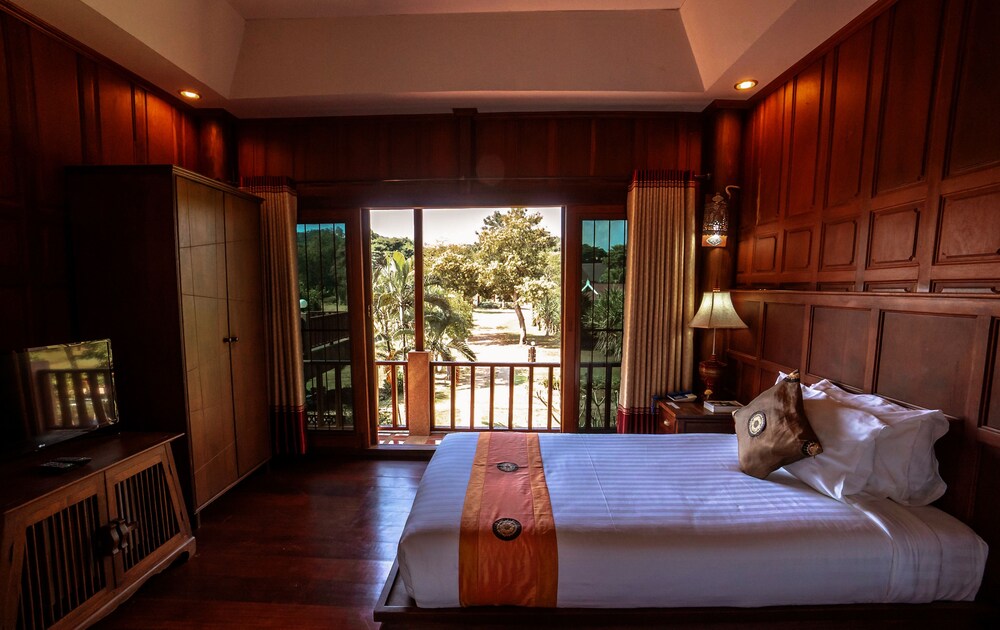 DELUXE, DOUBLE OR TWIN BED