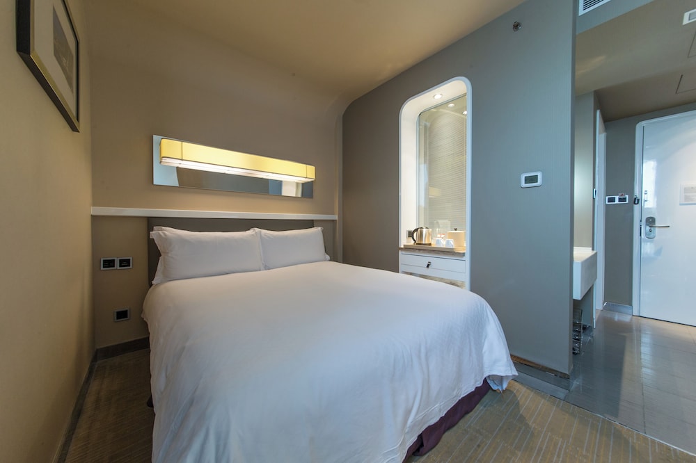 Flying, Double Bed, No Window