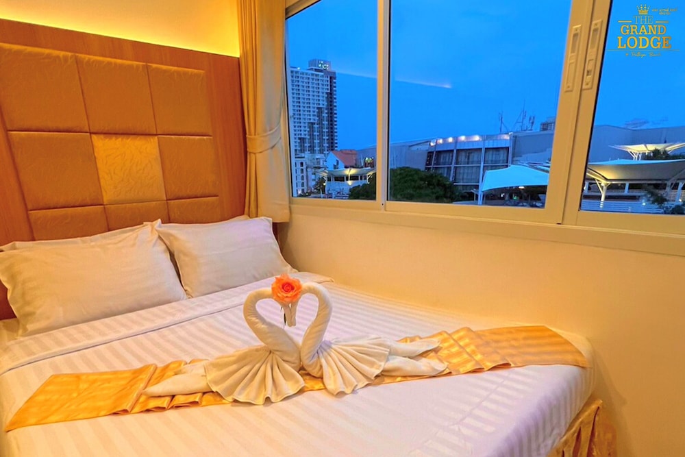 The Grand Lodge Pattaya by ZUZU 12/50