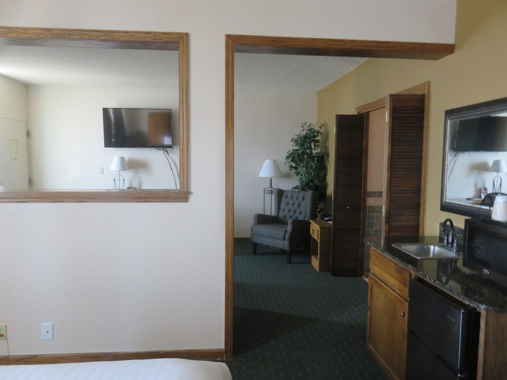 Baymont By Wyndham Fargo 50/50