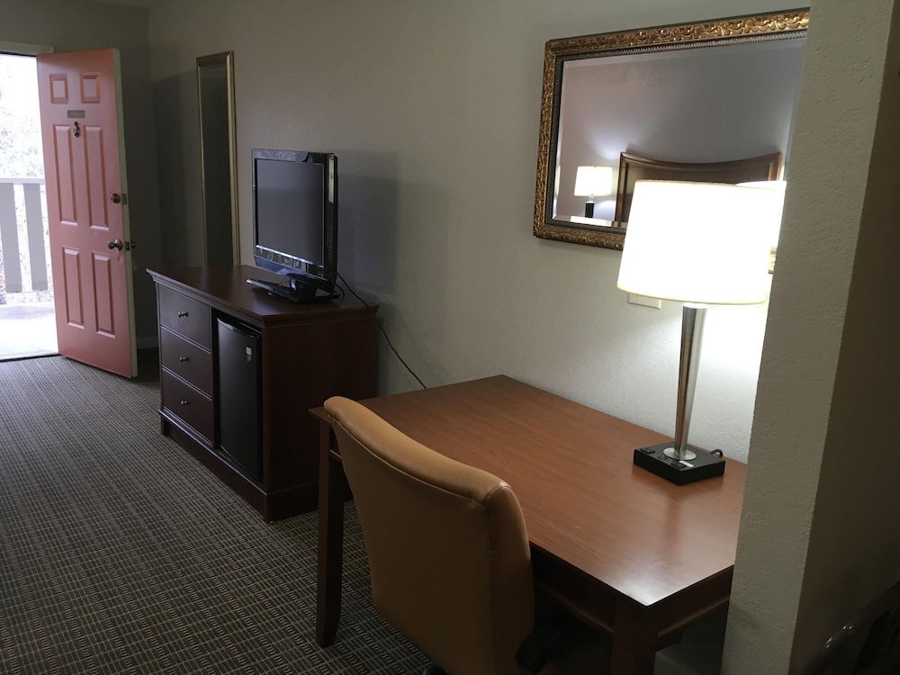 Rodeway Inn & Suites 10/19