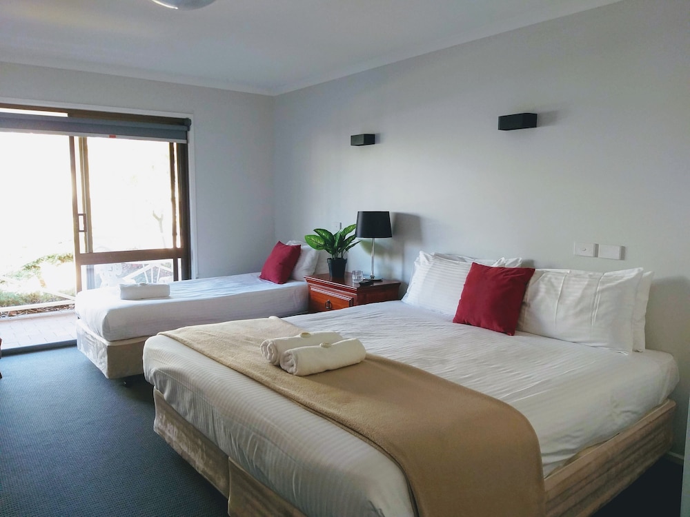 Room, 1 Queen and 1 Single Bed