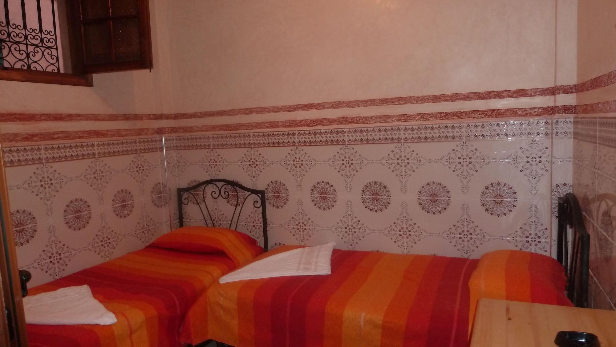 ROOM, TRIPLE, SHARED BATHROOM