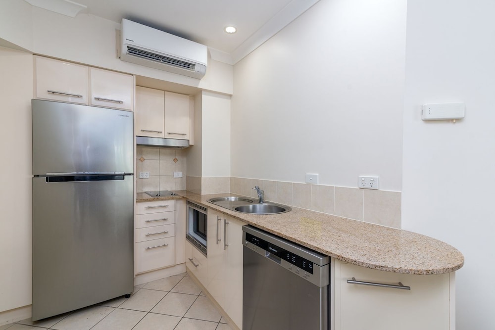Meridian Port Douglas 57/70