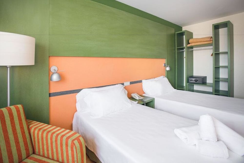 ROOM, TWIN BEDS