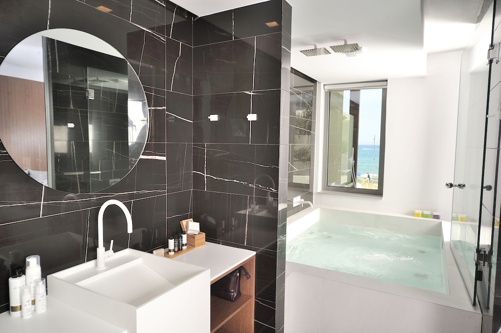 Superior, Suite, Queen Bed, Sea View, Outdoor Jetted Tub, Sofa, Dyo Suites 6/10