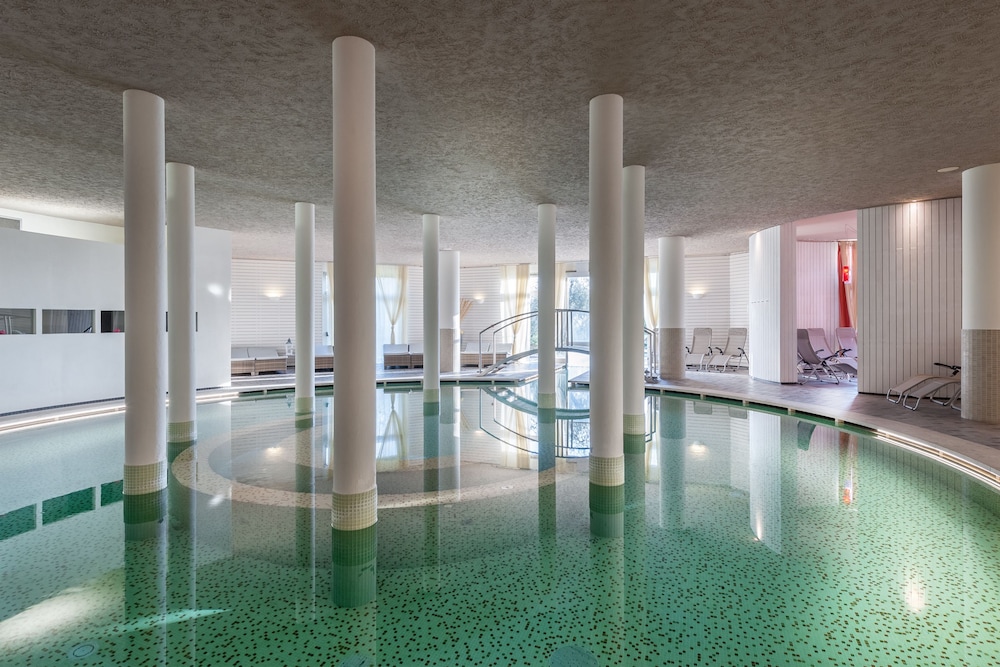 swimming pool spa