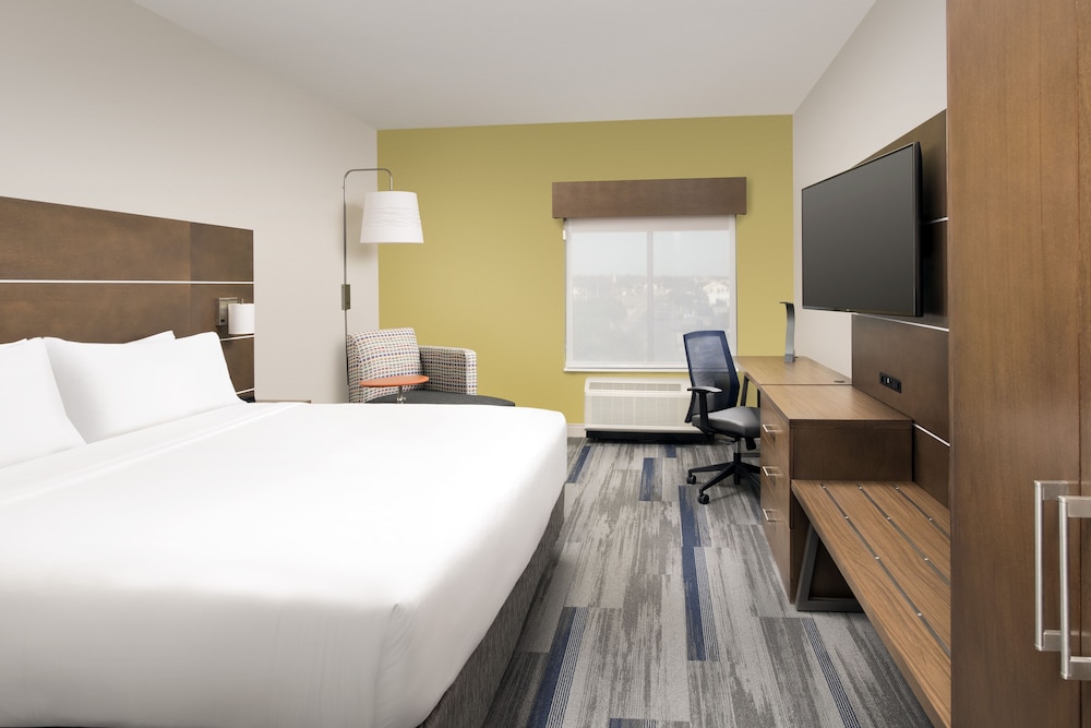 غرفة قياسية بسرير كوين