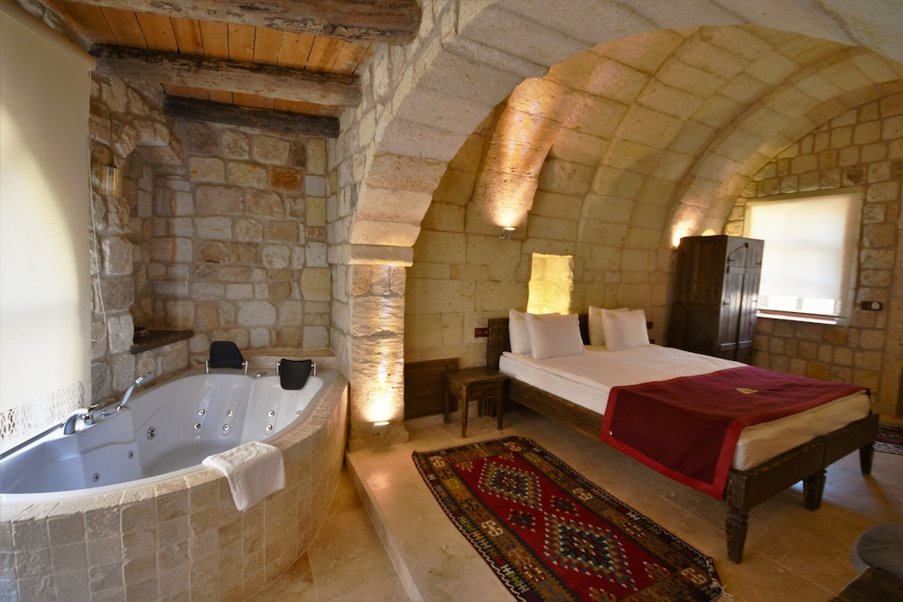 Under Cave Hotel 46/50
