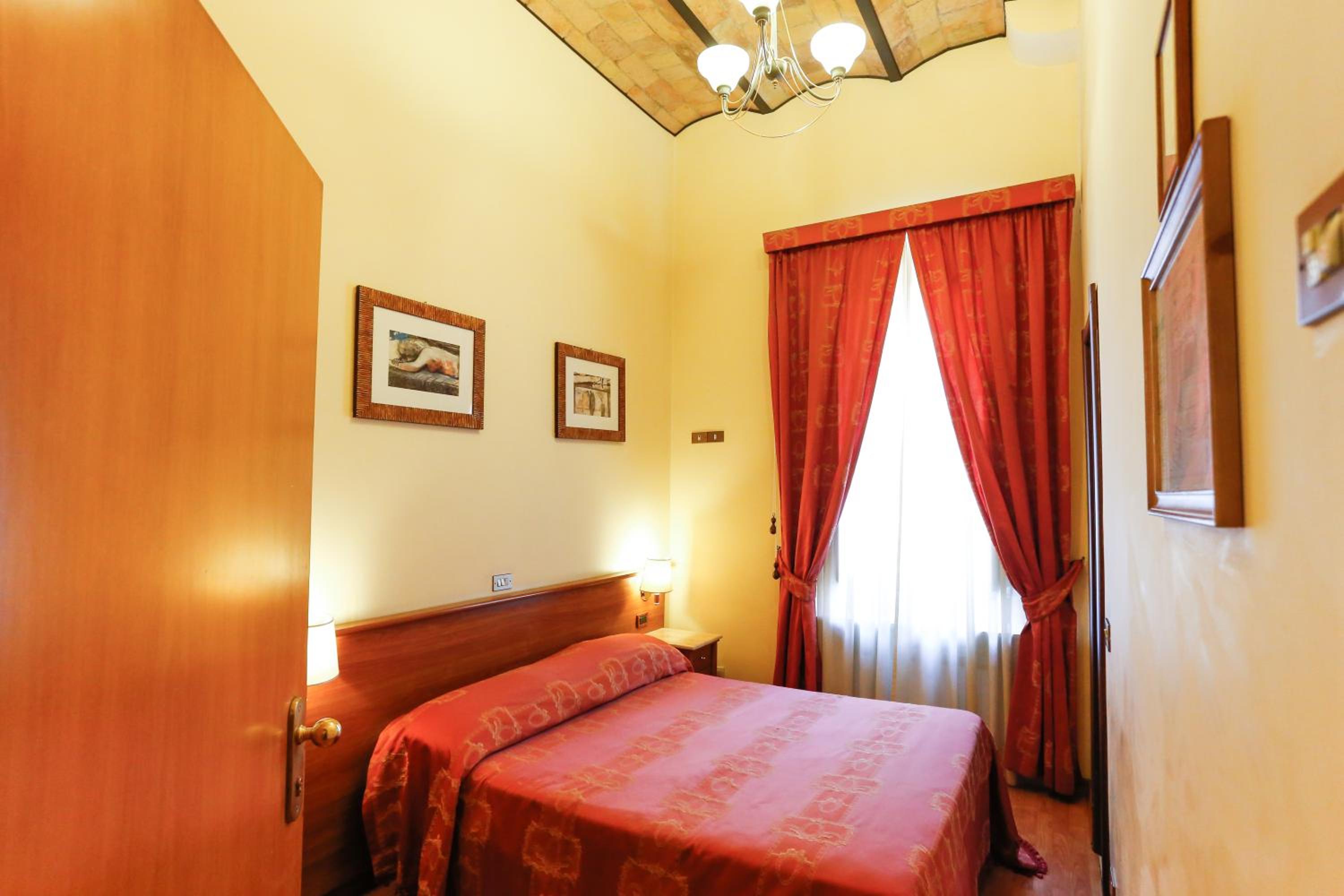 ROOM, DOUBLE BED