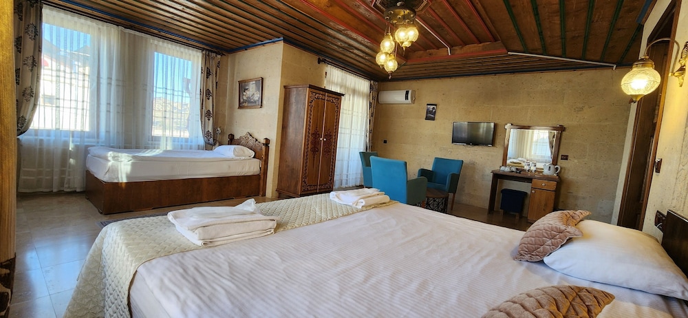 ROOM, QUEEN BED, BALCONY