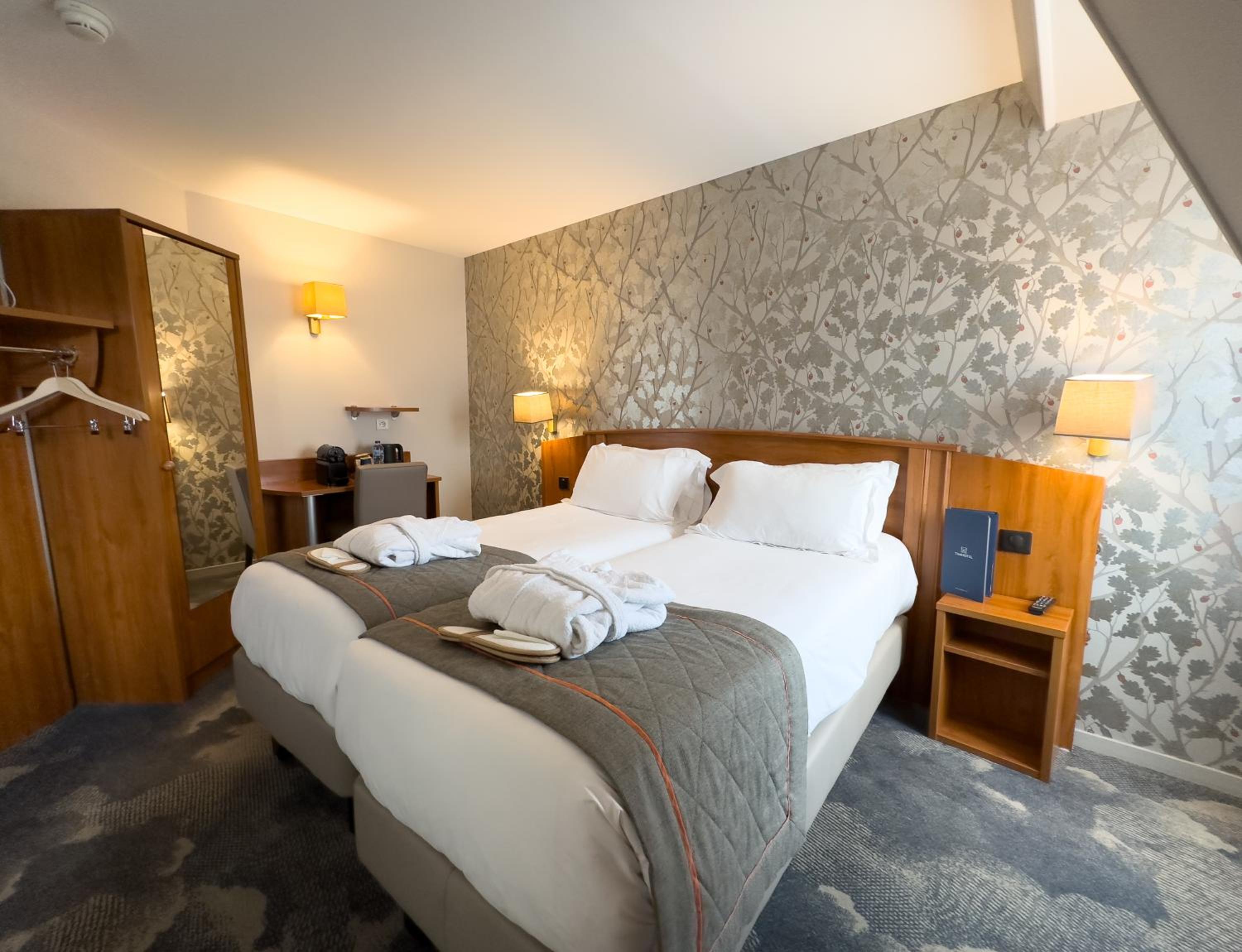Superior, Single Bed, City View