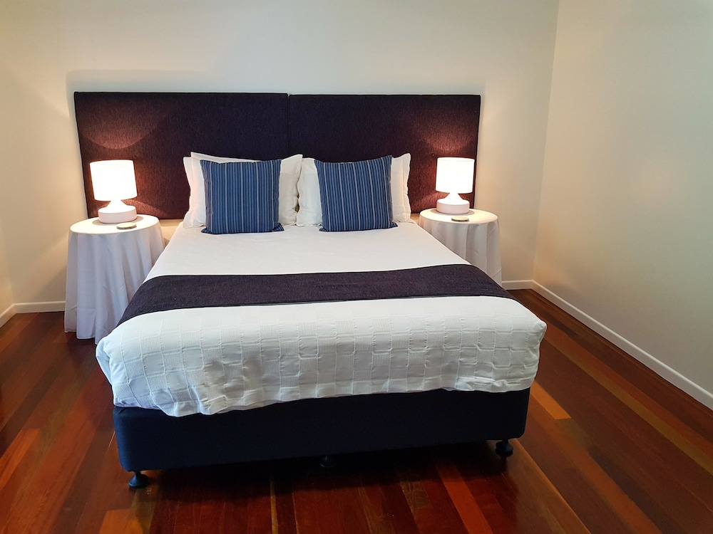 Camelot Boutique Accommodations 12/54