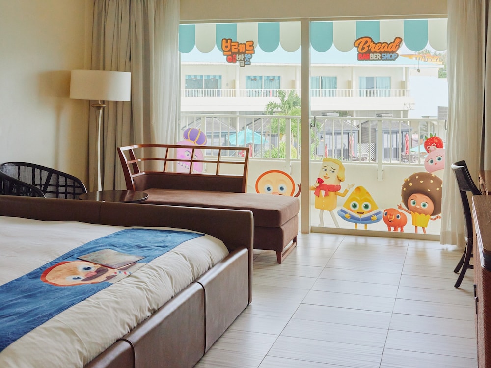 Bread Barbershop, Pool Side, Club Lounge Access، Lotte Hotel Guam 3/8