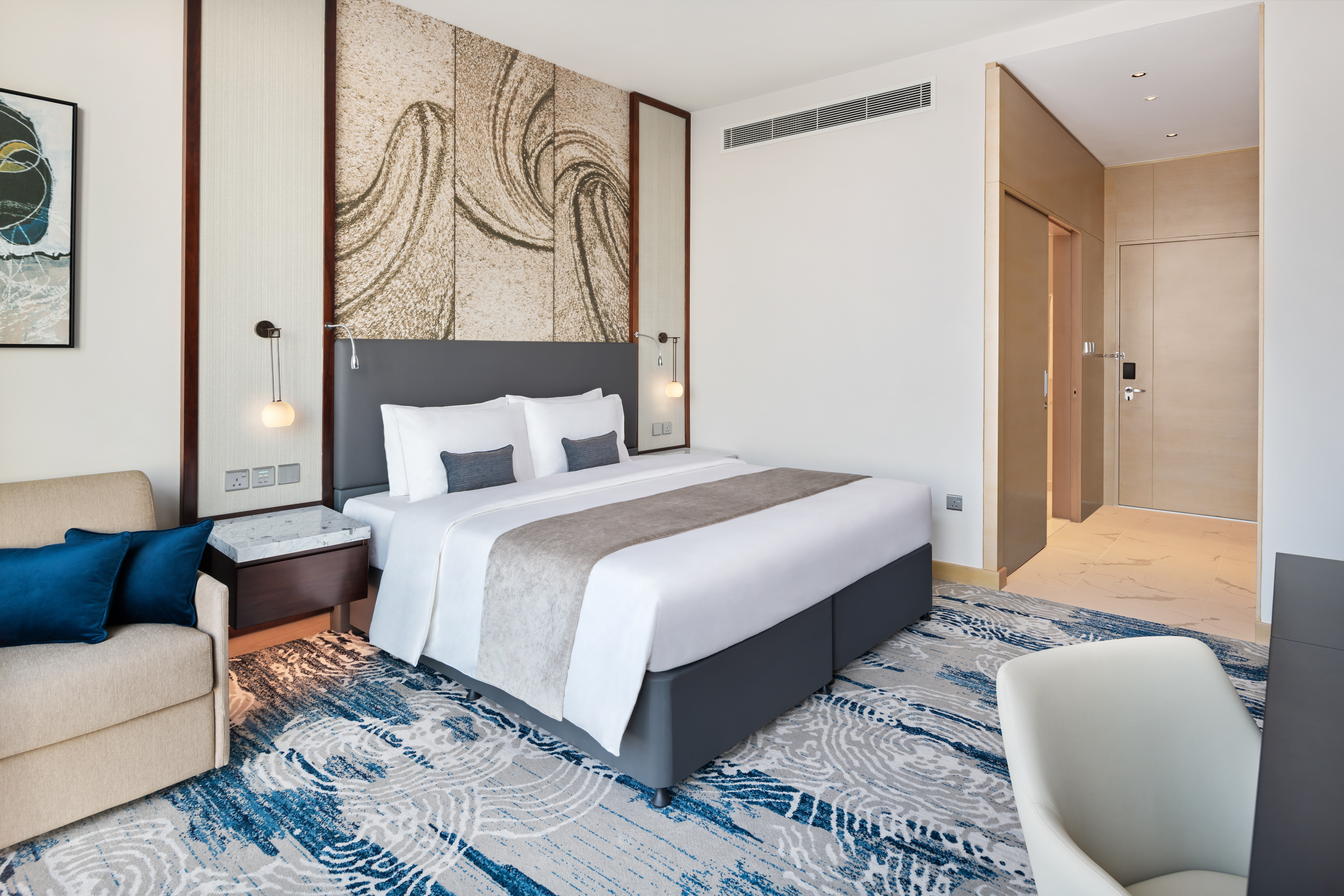 غرفة سوبيريور بسرير كينج بإطلالة على المدينة، Novotel Dubai Gold District 2/2