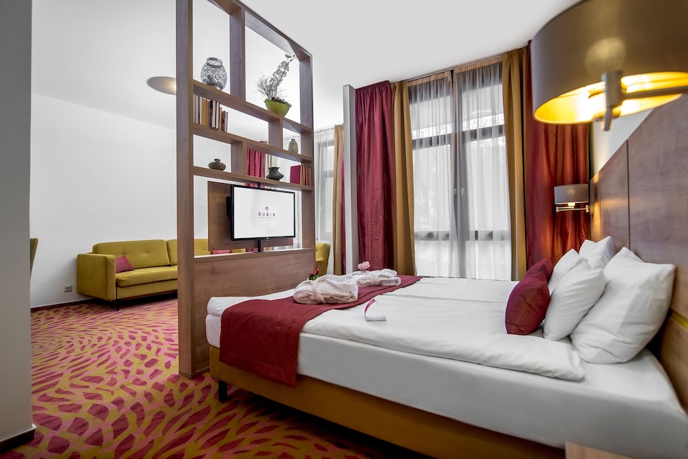 DELUXE, DOUBLE OR TWIN BED