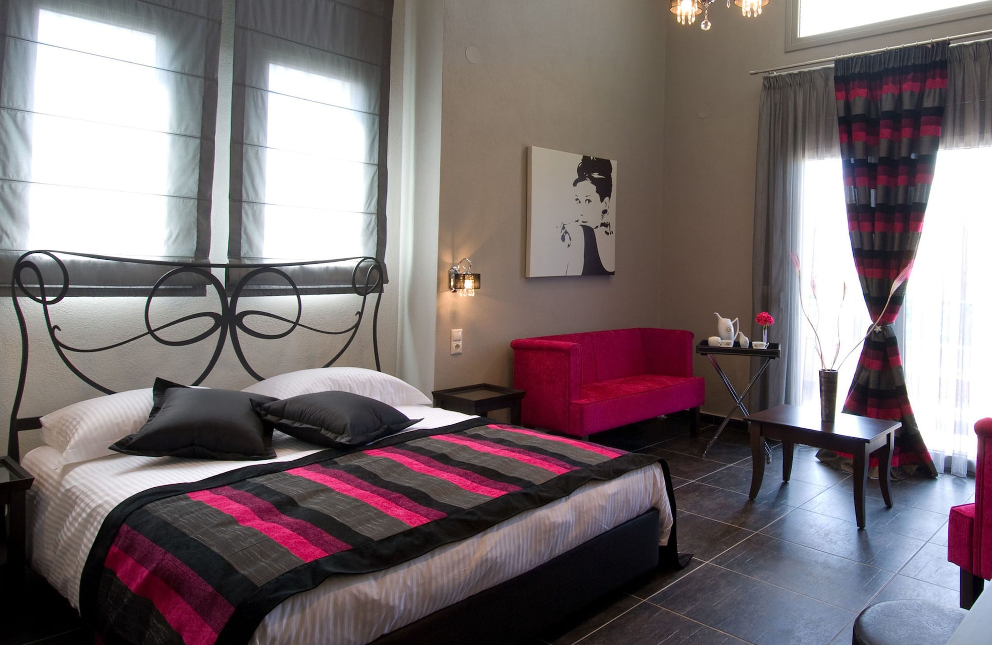 SUPERIOR, QUEEN BED