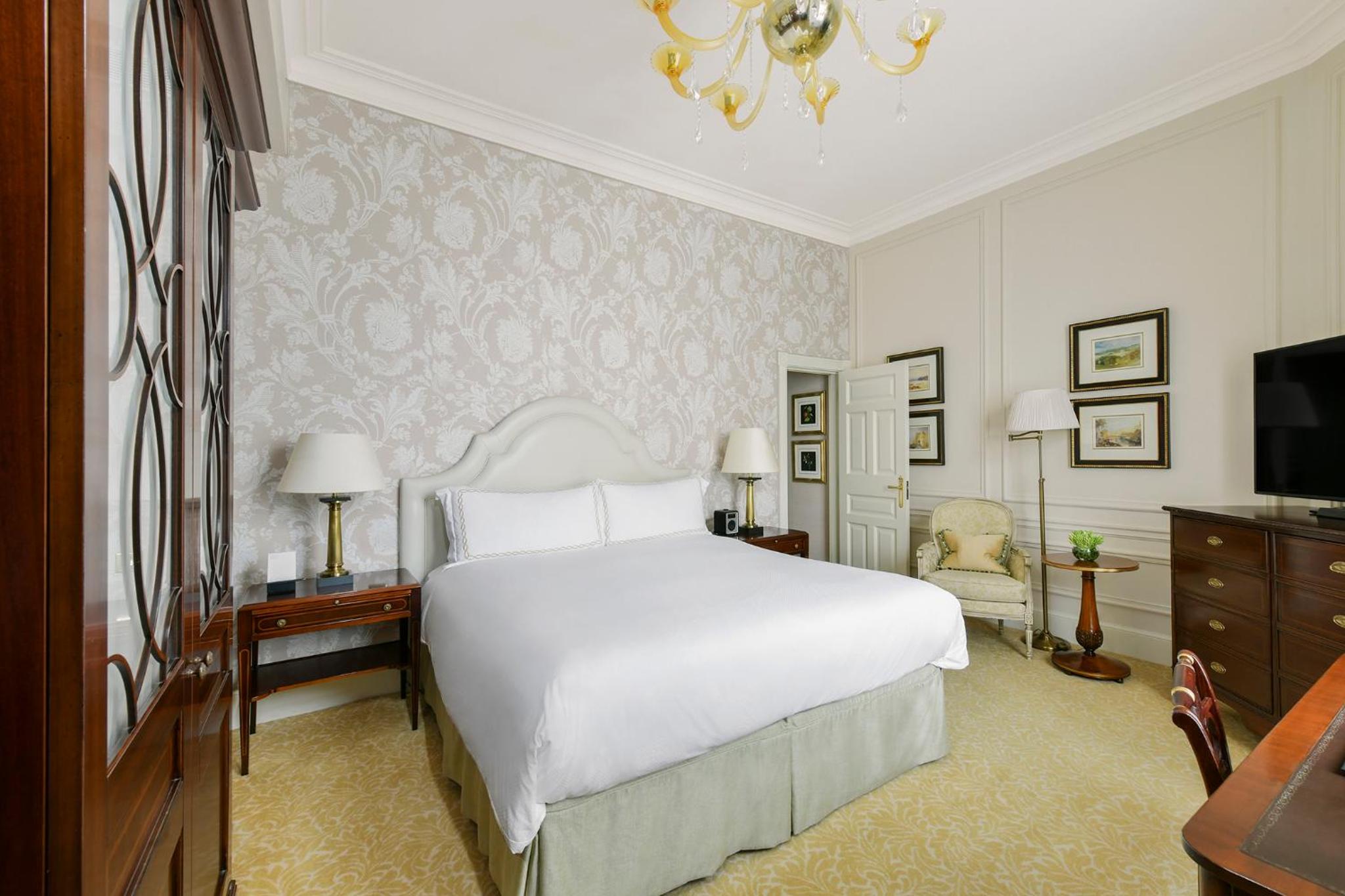 غرفة عائلية بسرير كينج وسريرين كوين بغرفتي نوم، The Savoy Hotel 2/5