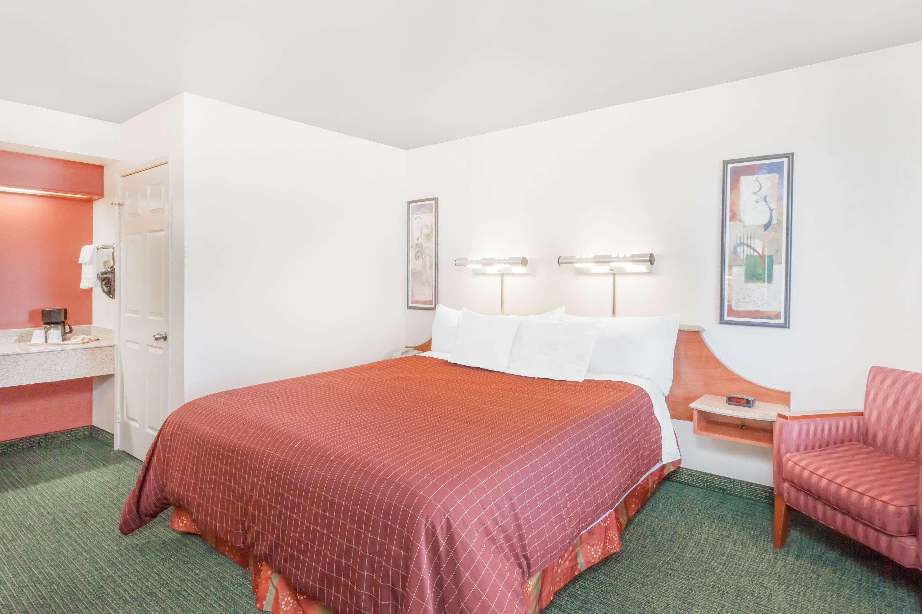 1 King Bed - Non-Smoking, Micfridge
