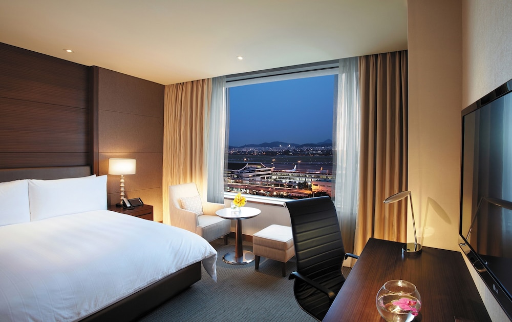 SUPERIOR, DOUBLE BED, AIRPORT VIEW