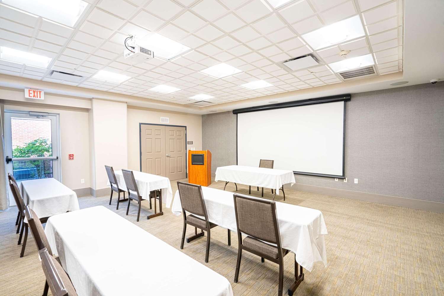 Country Inn and Suites by Radisson State College (Penn State Area), PA 25/28
