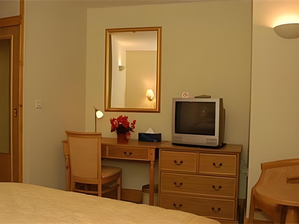 The Golden Ball Hotel 8/11