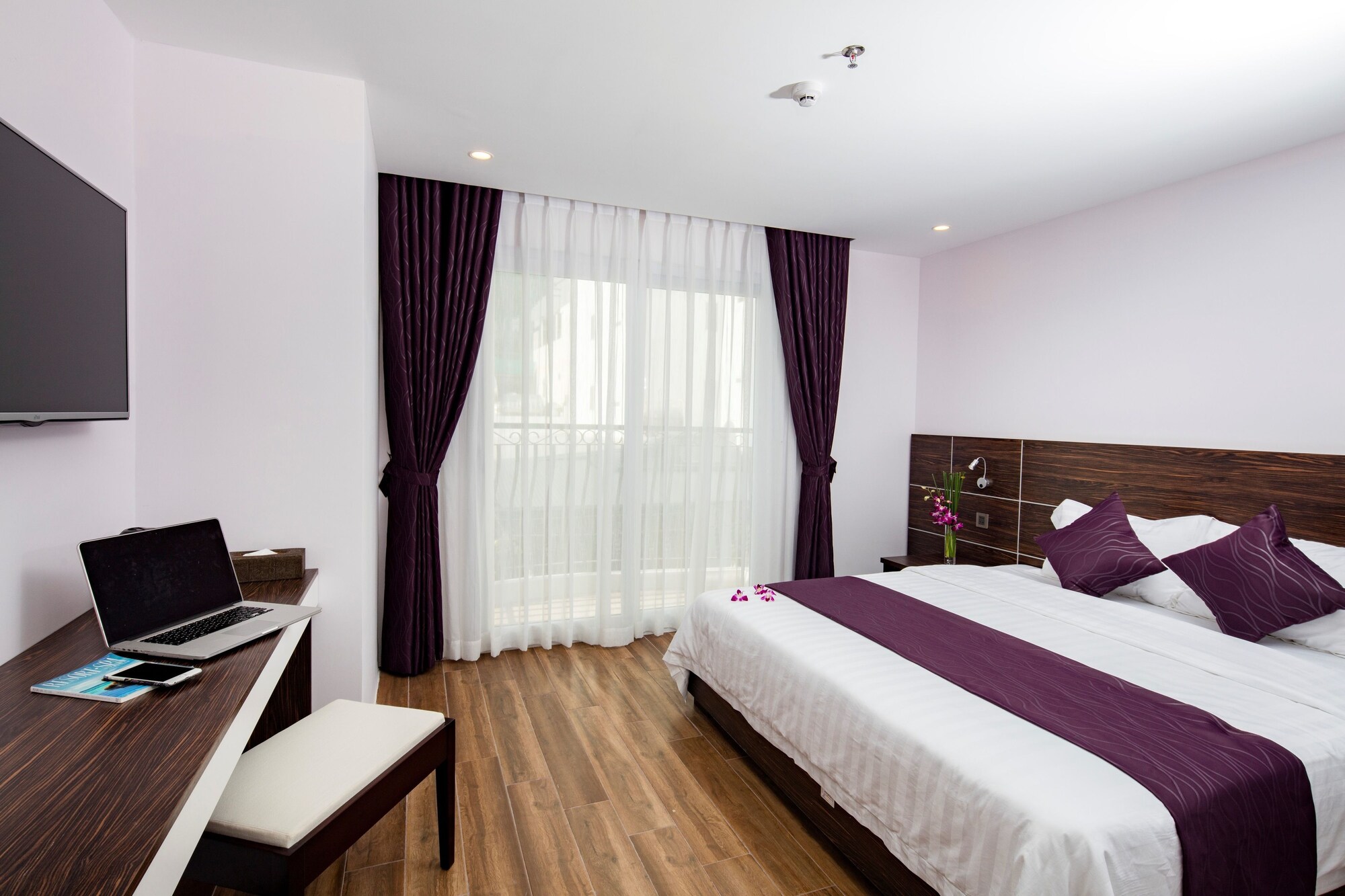 PREMIER, DOUBLE OR TWIN BED, CITY VIEW, BALCONY
