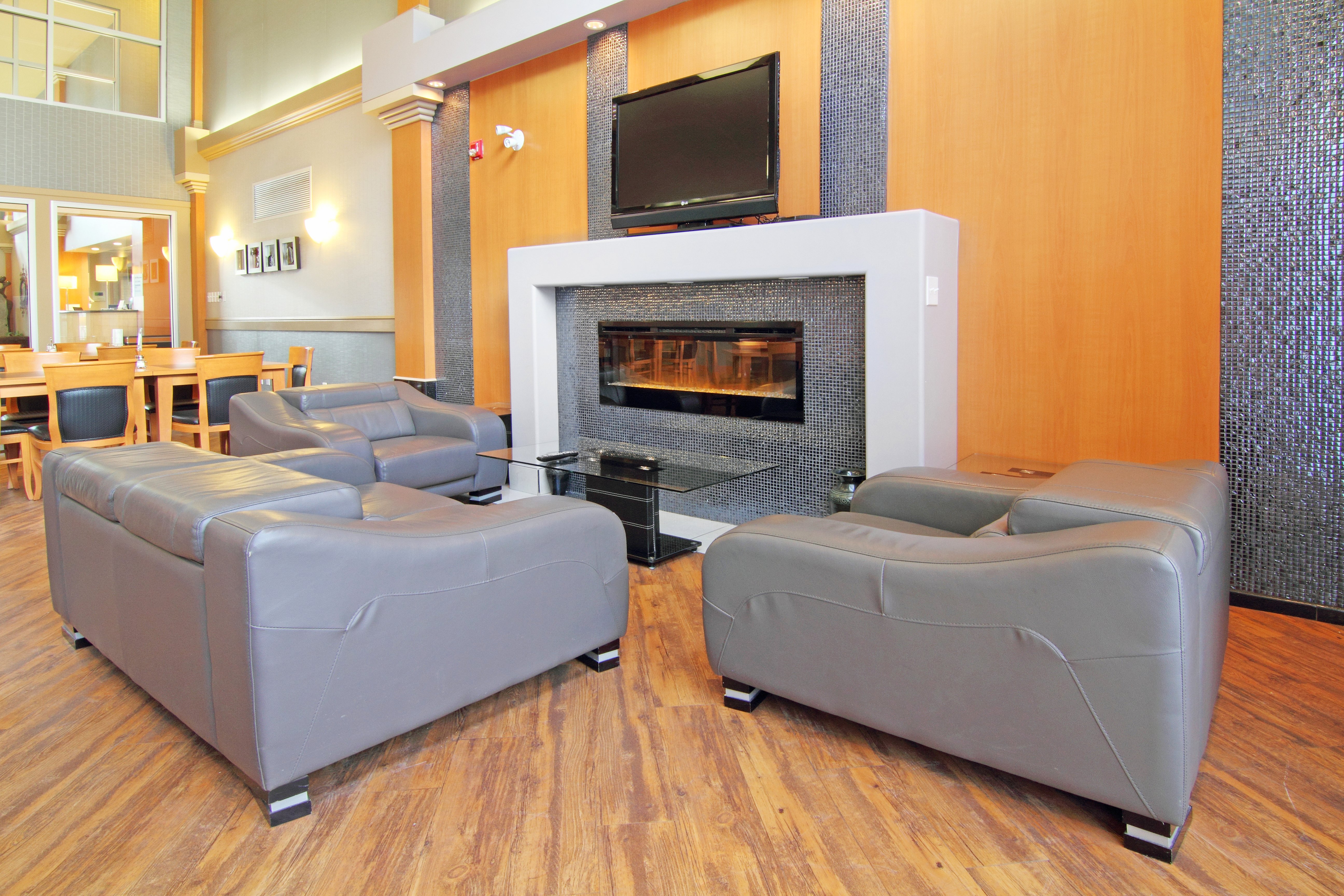 Holiday Inn Express Hotel Suites Calgary South Macleod Trail S 56/73