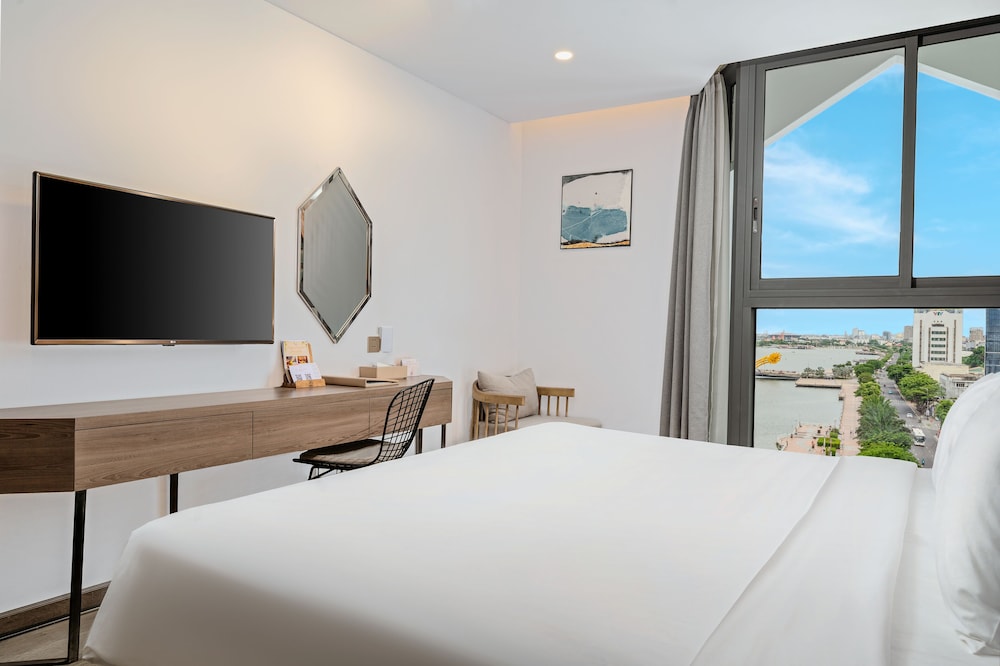 Deluxe, King Bed, River View