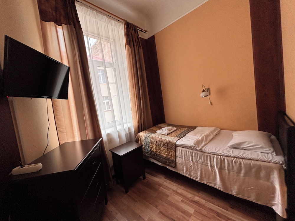 ROOM, SINGLE