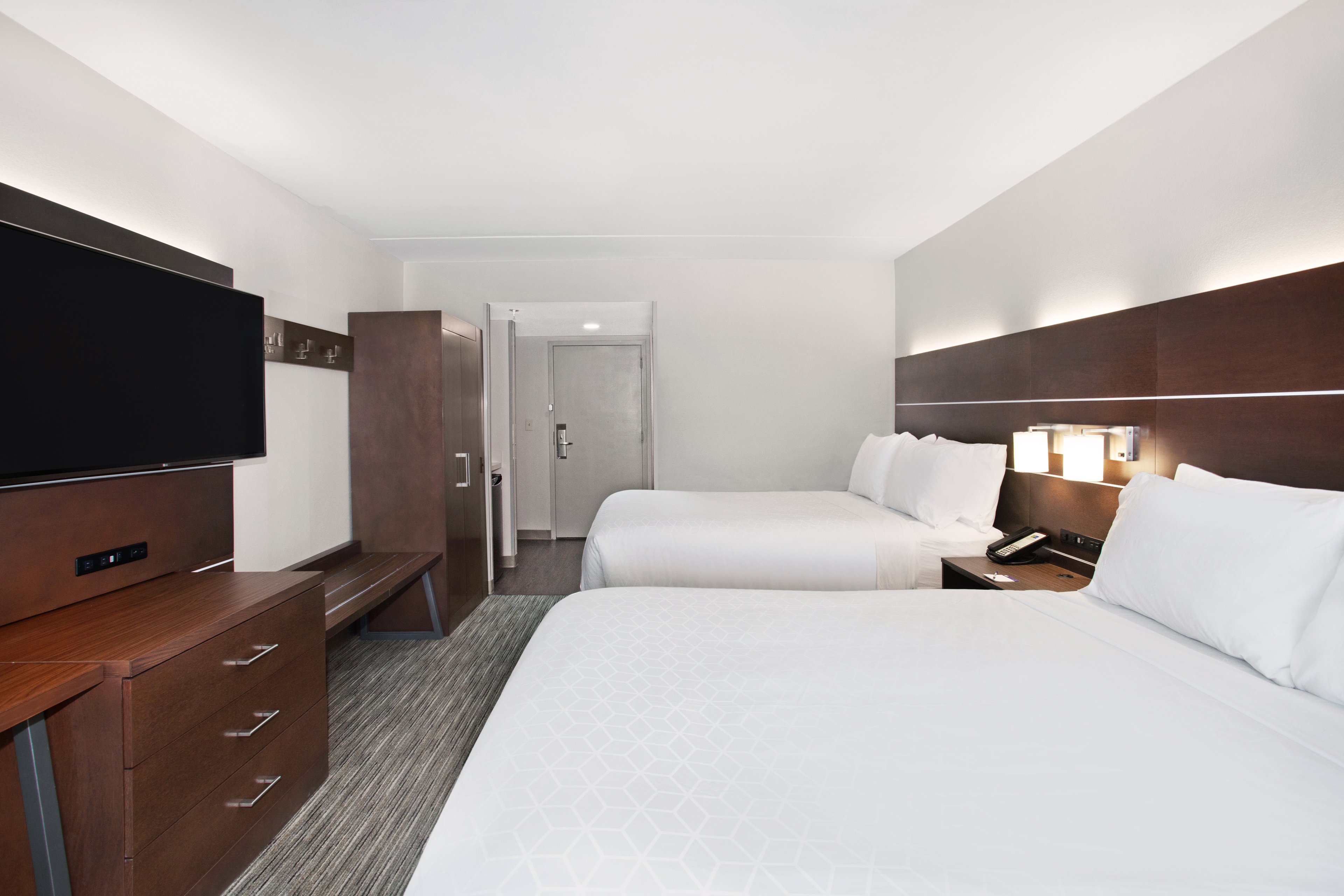 غرفة بسريرين مزدوجين
