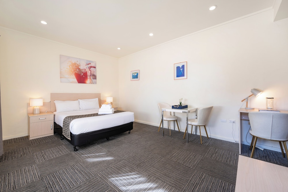 DELUXE, QUEEN BED