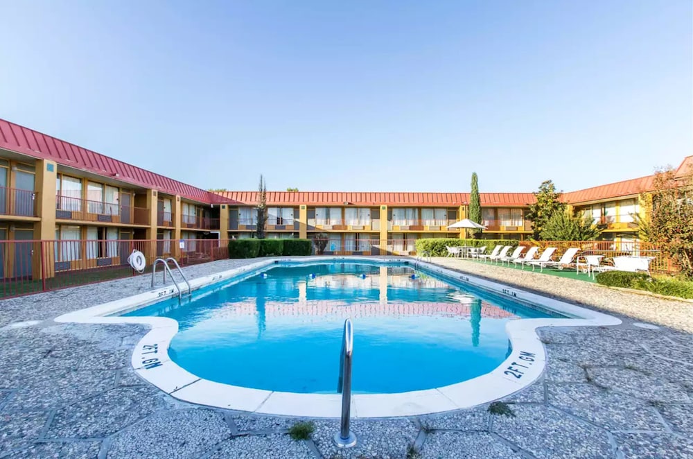 Quality Inn Ada near University 41/43