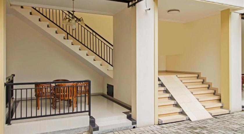 Reddoorz Near Mercu Buana University 30/55