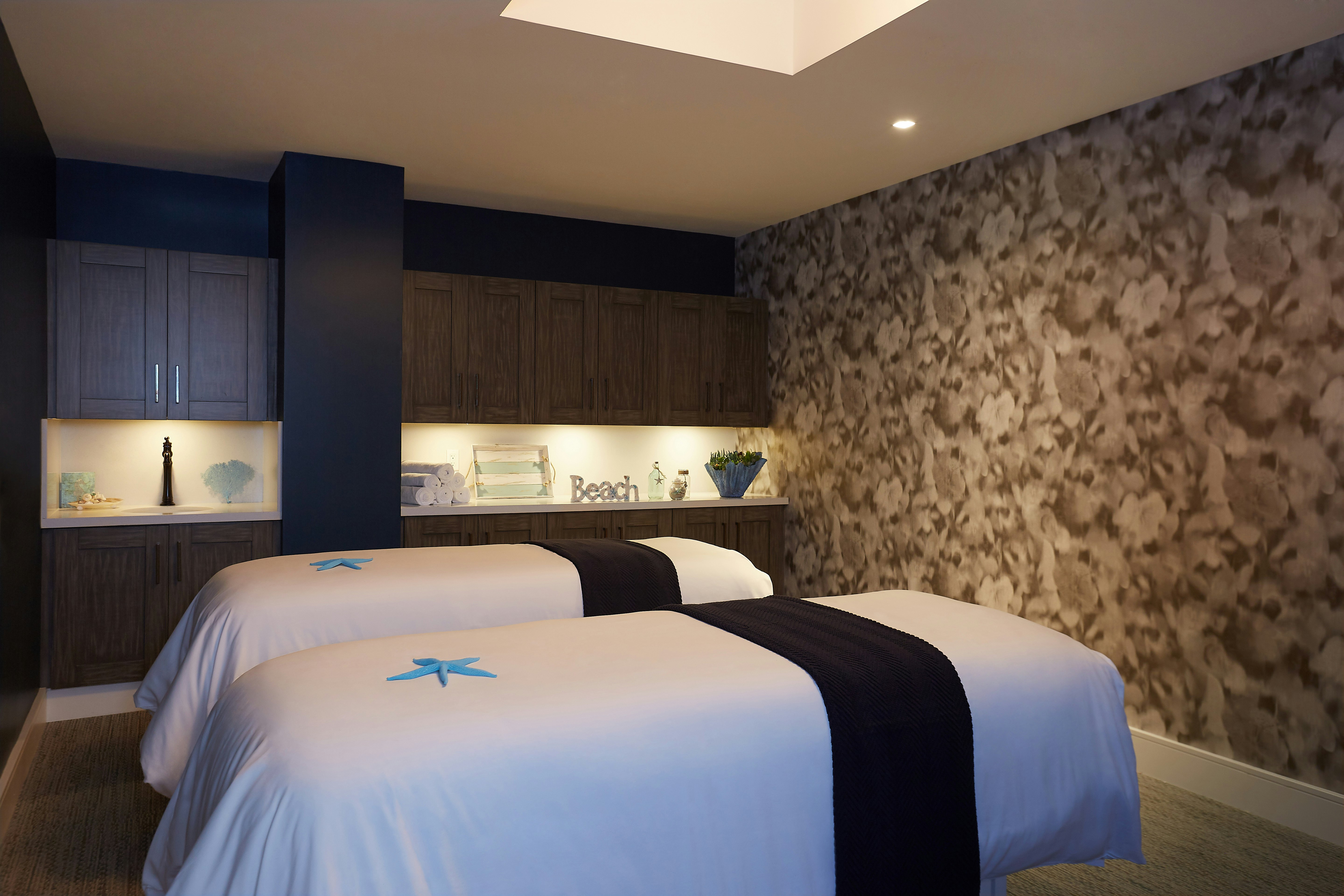 The Waterfront Beach Resort, a Hilton Hotel 24/77