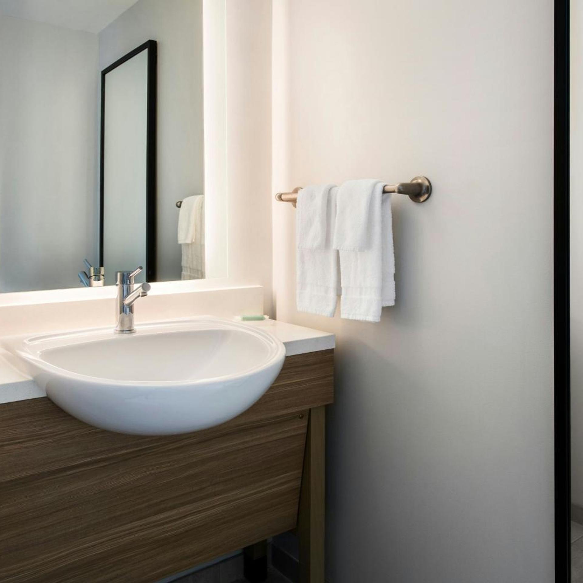 جناح بسريرين كوين مع سرير سحّاب إضافي مع أريكة، Springhill Suites Pittsburgh Mills 3/6